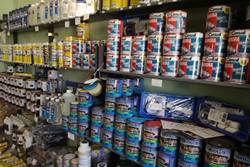 Cesal festékek a bolt polcain.